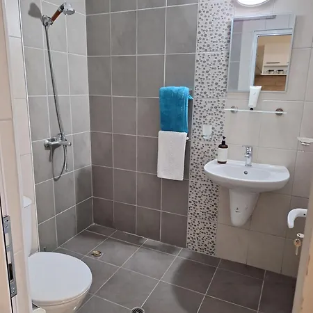 - Sleeps 2 - Free Parking Balcony & Pool Apartment