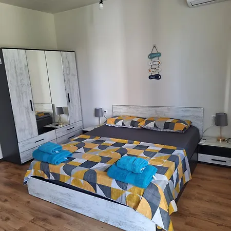 - Sleeps 2 - Free Parking Balcony & Pool Apartment *