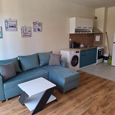 - Sleeps 2 - Free Parking Balcony & Pool Apartment