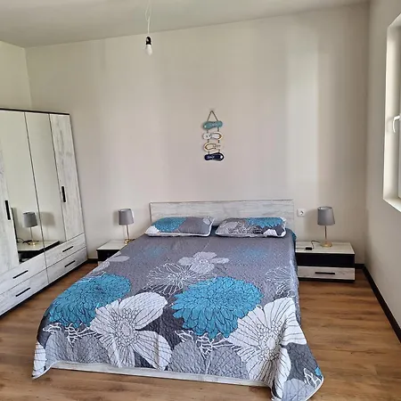 Apartment - Sleeps 2 - Free Parking Balcony & Pool