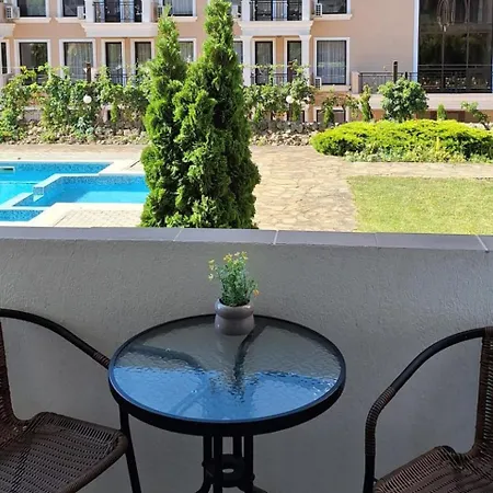 Apartment - Sleeps 2 - Free Parking Balcony & Pool